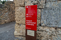 L’accés al Conjunt Monumental està tancat i només s’hi pot accedir fent la visita en els horaris establerts pel centre.