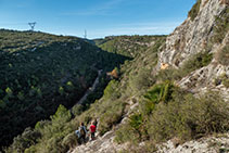 Després de visitar la cova, desfem el camí fins a la pista del fons de la vall.