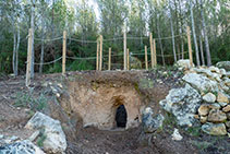 Forn de calç situat al mateix costat del camí.