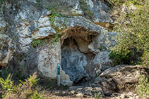 Cova a on es situa la font de l’Ametlló, una surgència natural d’aigua entre cingleres. 