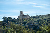 Vistes a l’església de Sant Miquel d’Olèrdola, amb el seu magnífic campanar.