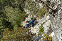 Baixant pel pas de Maricel agafats a les cadenes.