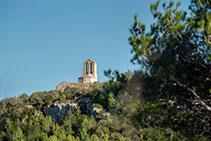 Detall del campanar de l’església de Sant Miquel d’Olèrdola, actualment en molt bon estat.