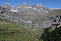 Les Tres Serols (un dia sense núvols): Cilindre de Marboré (3.325m), Mont Perdut (3.348m) i Añisclo (3.257m).