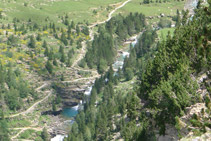 Vista de les Grades de Soaso, al fons de la vall.