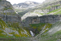 La cascada de la Cola de Caballo és ben visible.