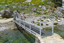 Pont metàl·lic sobre el riu Arazas a la Cola de Caballo.