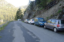 Espai on es pot aparcar el vehicle gratuïtament, al marge de la carretera d´accés al pàrquing del llac d´Orédon.