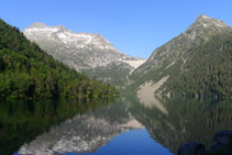 Llac d´Orédon en primer terme. Al fons, d´esquerra a dreta: el Cylindre d´Estaragne (2.995m), la presa del llac de Cap de Long i el pic d´Hèche Castet (2.568m).