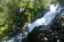 Cascada del torrent d´aigua que cau cap al llac d´Orédon.