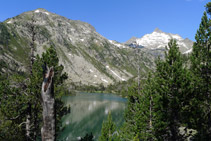 Llac oriental de Les Laquettes, pic d´Hèche Castet (2.568m) i pic de Ramougn (3.011m) al fons.