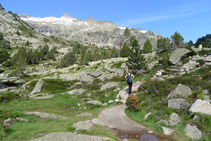 Agafem el camí que puja cap al llac d´Aubert.