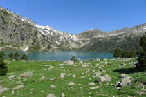 En primer terme el llac d´Aubert i, a darrere, la cresta d´Espade, l´Hourquette d´Aubert, el pic de Madaméte i el coll de Madaméte.