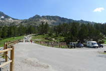 Pàrquing del llac d´Aubert i camí que hem d´agafar des d´aquí (a l´esquerra al fons).