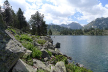 Blocs de pedra que cal superar per rodejar el llac.