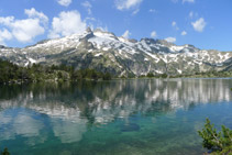 Llac d´Aumar, pic de Romougn (3.011m), pic de Néouvielle (3.091m) i cresta d´Espade.