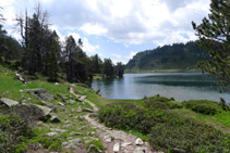 Camí que rodeja el llac d´Aumar.