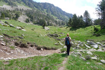 Deixem enrere a l´esquerra el camí que puja cap al coll d´Aumar.