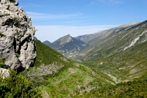 El Cadinell i la vall de Josa des de la Portella.