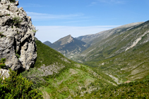 El Cadinell i la vall de Josa des de la Portella.