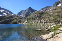 Estany Azul Inferior i pic de Piedrafita al fons.