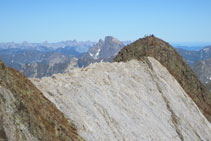 Vista de la Marmolera i del pic de l´Infierno Occidental, amb excursionistes al seu cim.