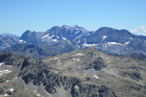 Distingim també els cims de la regió d´Ordesa: Astazous, Marboré, Cilindre, Mont Perdut, Taillón,...