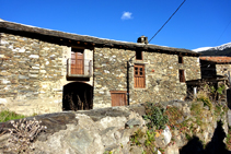 Casa al poble del Serrat.