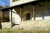 Porxo de l´església de Sant Sadurní de Fustanyà.