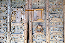 Detall de la porta de l´església de Fustanyà.