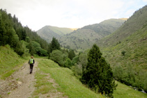 Avancem per l´esquerra del riu Salòria. Al fons, el pic de Salòria.