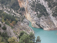 El pont penjant de Montfalcó al congost de Seguer.