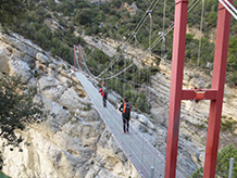 El pont penjant cap a Montfalcó torna a unir els dos vessants, separats fa 60 anys per l´embassament de Canelles.