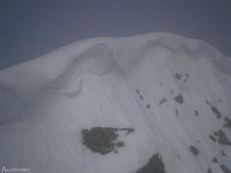 Durant l´hivern la neu s´hi va acumulant i es formen boniques però perilloses cornises.