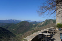 Terrassa amb vistes que hi ha costat de l´hostatgeria-restaurant. Al fons podem distingir-hi el Pedraforca.