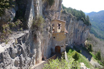 Capella de la Mare de Déu vista des del segon tram d´escales.