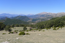 Mirada enrere des dels Rasos dels Camps. Al fons podem distingir les muntanyes del Berguedà (amb el Pedraforca).