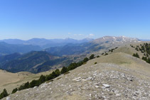 Vistes cap a la vall de Ribes, serra Cavallera i el Taga.