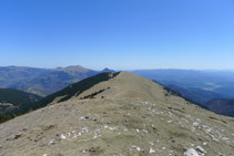 En primer terme cim de la Covil, al fons la serra Cavallera i el Taga.