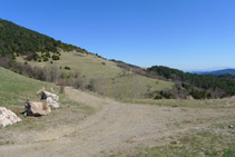 Collet de Meians. Nosaltres agafem la pista de l´esquerra cap al santuari de Montgrony.