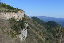 El santuari de Montgrony, penjat a la roca.