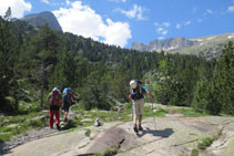 Pujant cap al refugi, amb la serra de Llardana al fons.