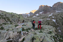 Senyalització: a l´esquerra coll d´Eriste i a la dreta coll de la Piana.