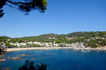 La platja de Llafranc vista des de la torre de Calella (fora de ruta).