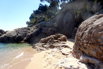 El camí segueix pel rocam. Tram molt perillós amb mala mar.