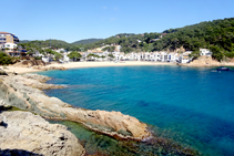 La platja de Tamariu des del camí de Ronda.