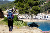 Viatgera fent el camí de Ronda.