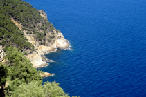 La costa abrupta des del mirador de Sant Sebastià.