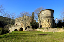 Santa Cecília de Sadernes i la rectoria.