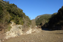 Riu Llierca i camí a coll de Jou.